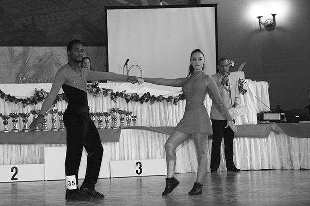 Passage de compétition de rock acrobatique